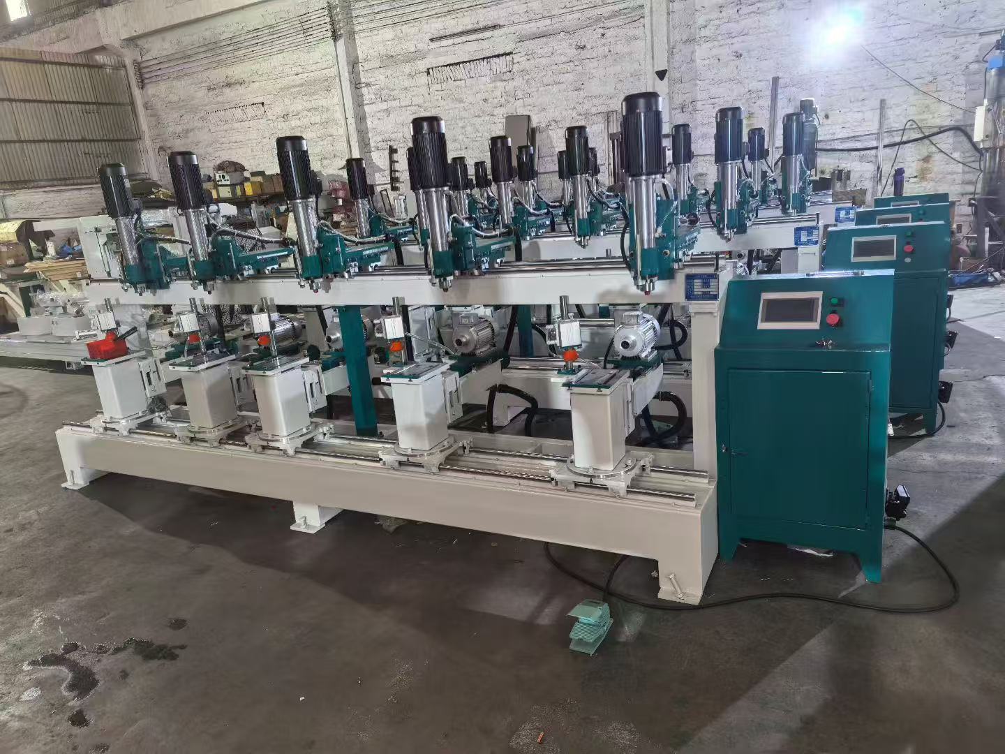 鉆孔機：正鉆，反鉆，橫貼，豎鉆，斜鉆，側鉆，手動，半自動，全自動；使用昆侖通態TPC7032Ei